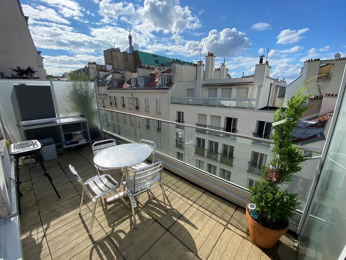 Tour Eiffel Studio Lumineux Avec Terrasse. location