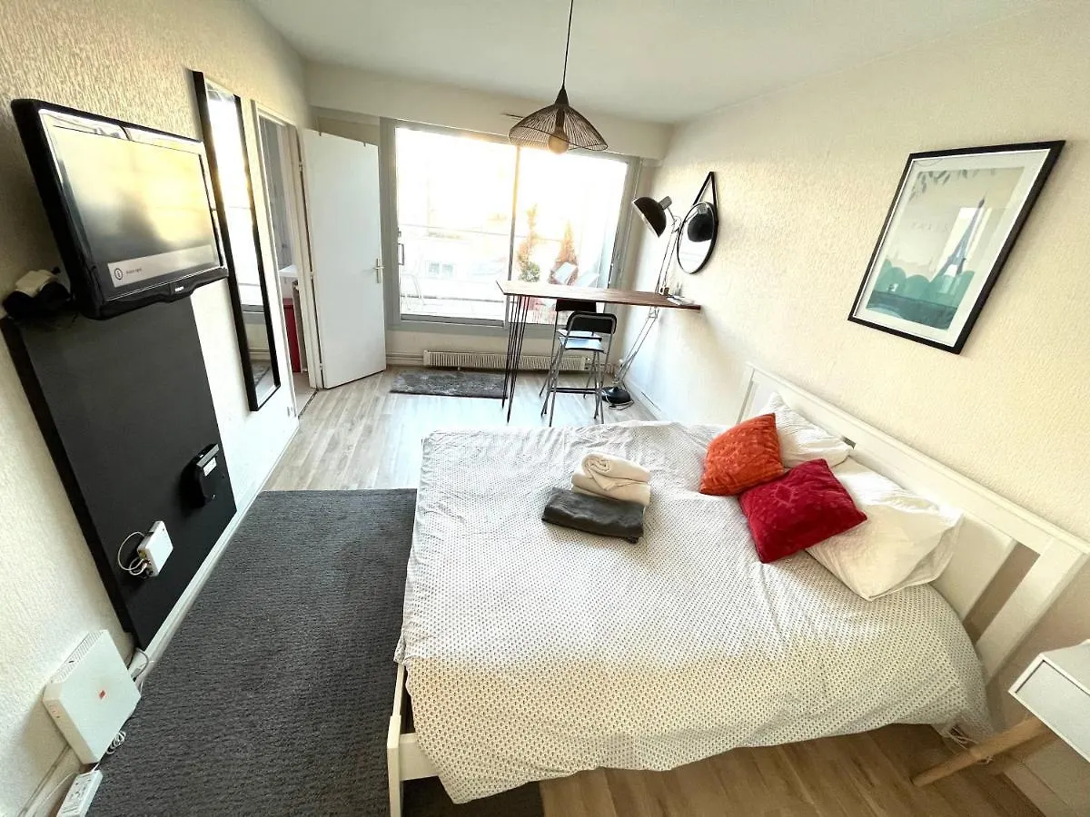 Appartement Tour Eiffel Studio Lumineux Avec Terrasse. à Paris